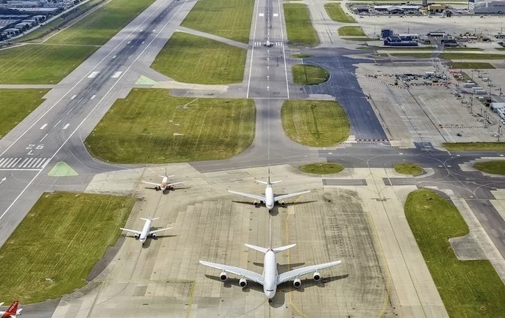 这是一架途易航空公司的飞机,12月7日从