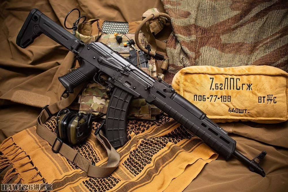 现在流行战术范儿,在枪械上安装瞄准镜,倍率镜,激光指示器,战术灯