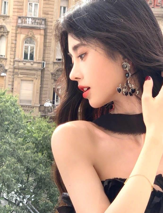 鞠婧祎晒随拍妆容妩媚好看 回眸一笑美出神