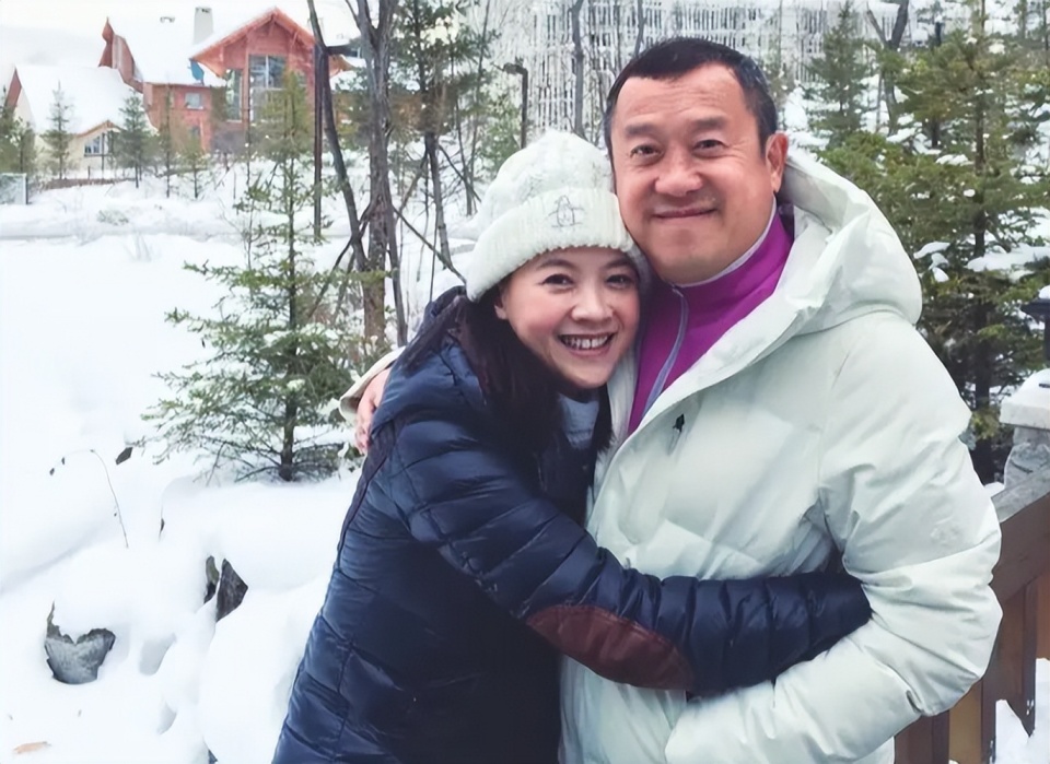 曾宝仪男友林明谦近况曝光,头发泛白尽显老气,两人相恋19年未婚未育