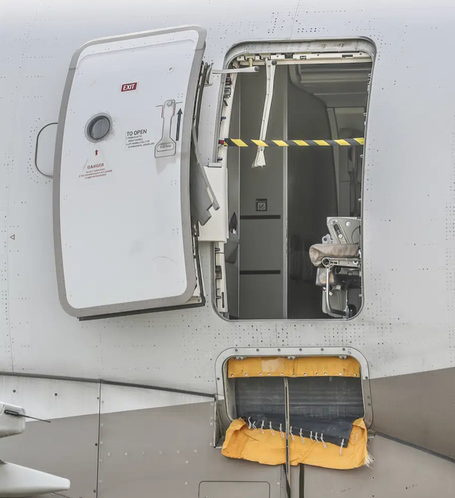 从现场照片来看,舱门不仅打开了,应急逃生滑梯也展开了.