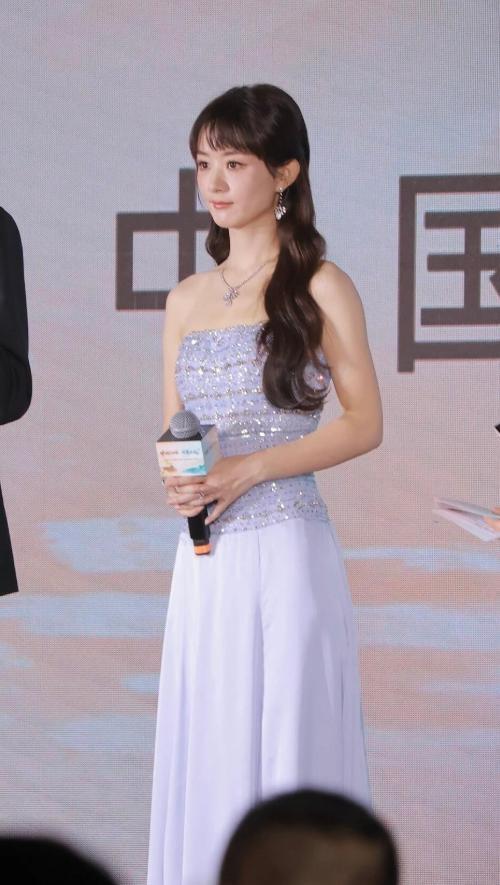 赵丽颖杨幂同天活动生图曝光！赵丽颖娃娃脸嫩到发光，杨幂褶子藏不住_腾讯新闻