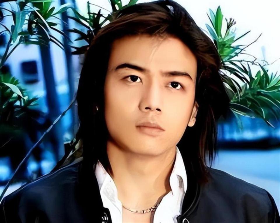 2002年,杨烁咬牙考上中戏,和唐嫣,文章成了同学.杨烁的起点并不光鲜