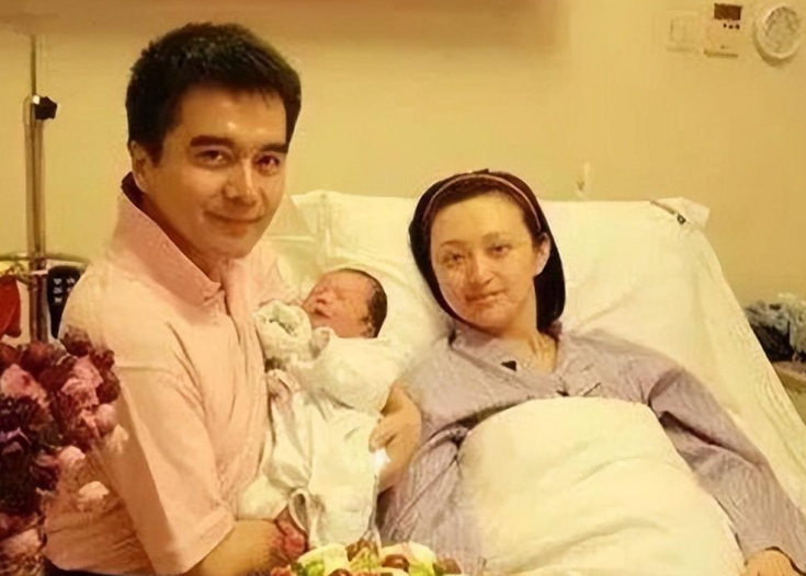 何晴儿子中戏毕业！22岁高大帅气，许亚军携4婚妻子参加毕业礼-何晴和许亚军