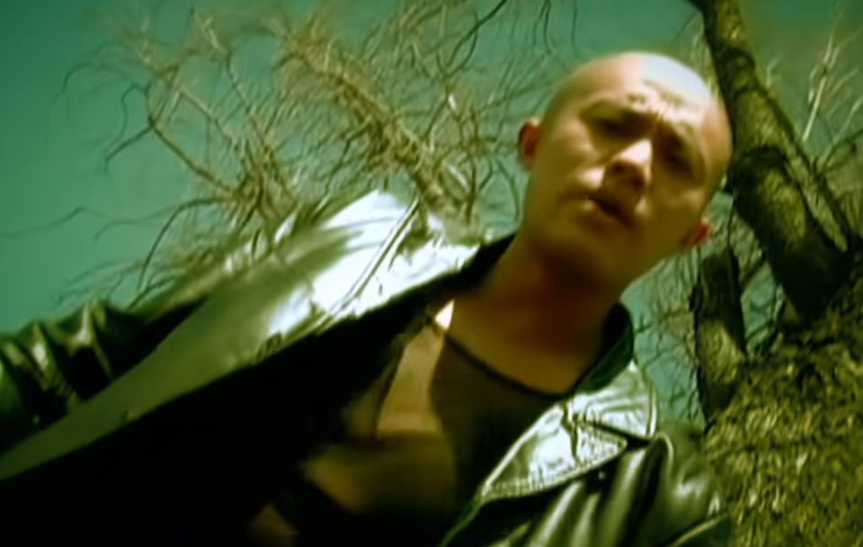 凤凰传奇"另类时尚"考古,早年mv造型放送!曾毅光头穿_