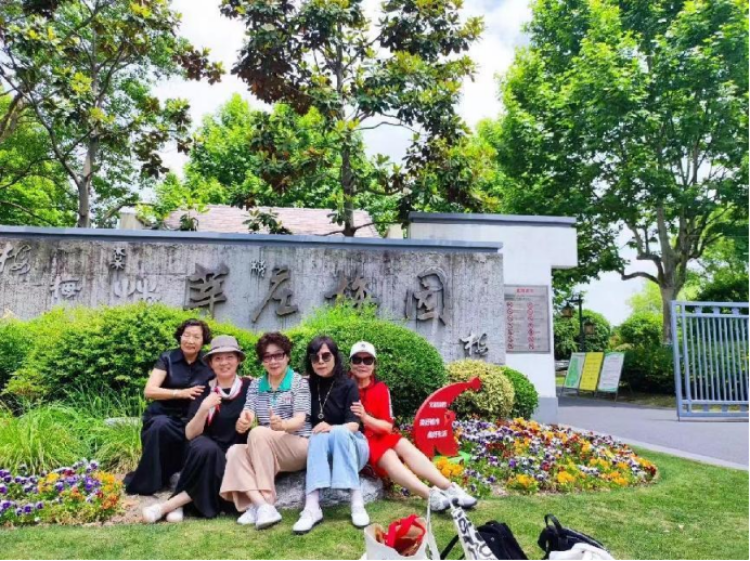 上海阿姨到莘庄梅园游玩