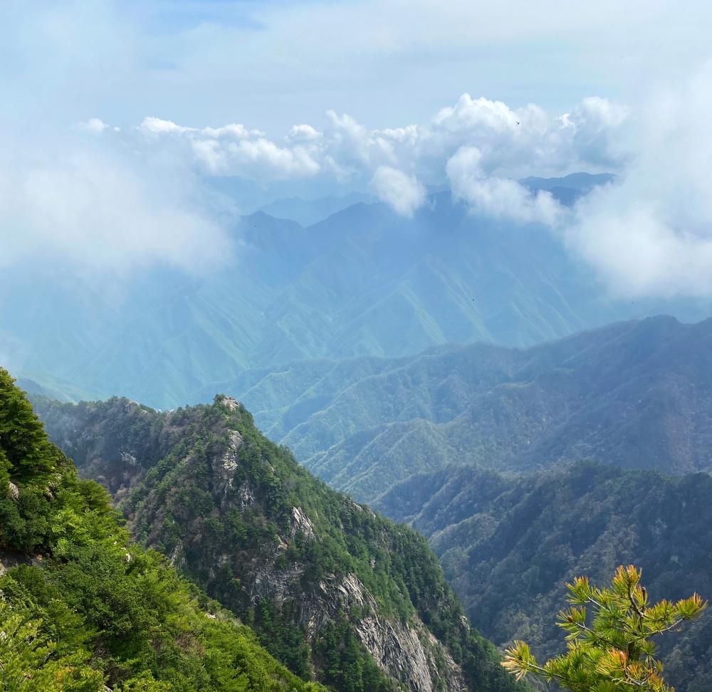 秦岭风光太白山是秦岭山脉的主峰,地处周至,眉县,宝鸡三县交汇处,境内