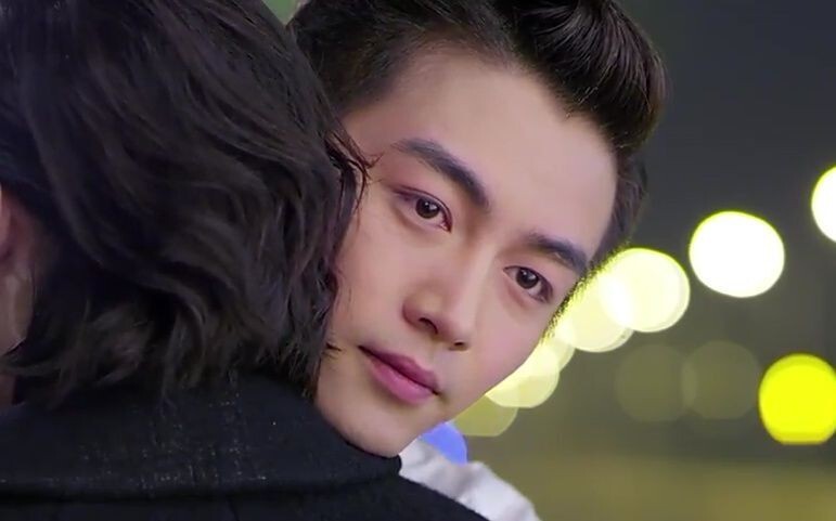 2015年,28岁的陈晓拍了于正导演的现代剧《云巅之上》,在这部剧中,他