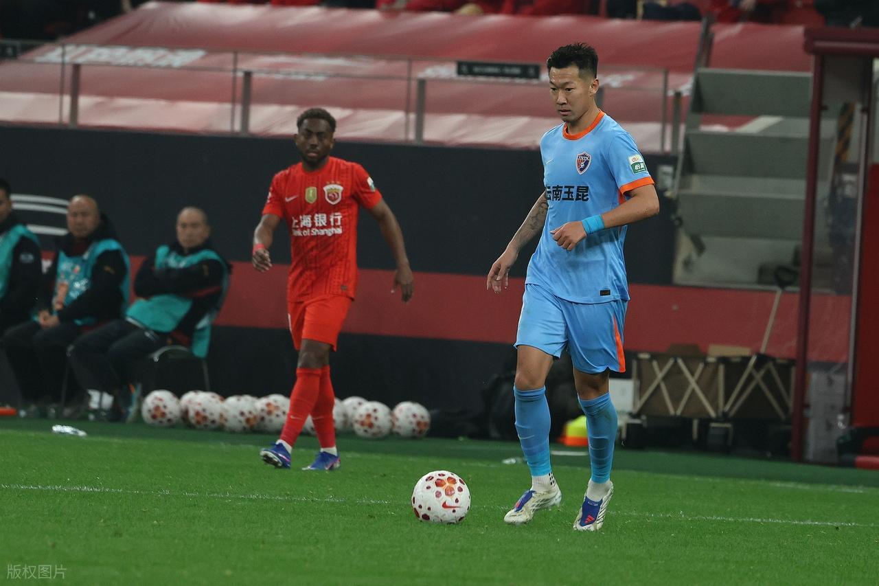 上港腸子悔青了？放走的國腳王牌中場在玉昆爆發，自己卻深陷泥潭 - 