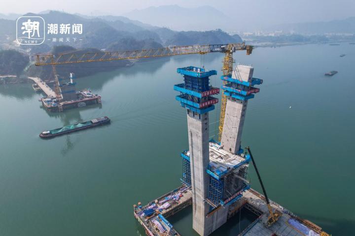 y形主塔矗立江面金建铁路新安江特大桥完成首个塔肢封顶