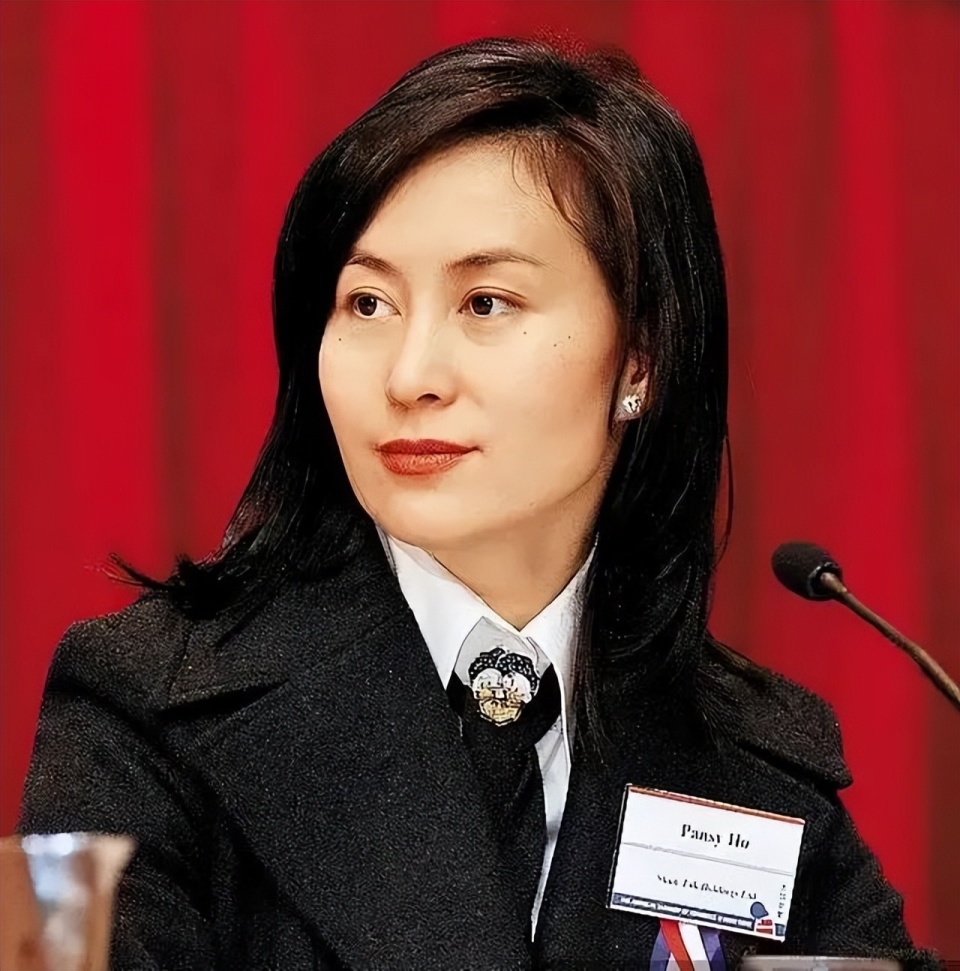 何超琼现身哈尔滨夜店,多位路人上前敬酒,本尊豪气一饮而尽