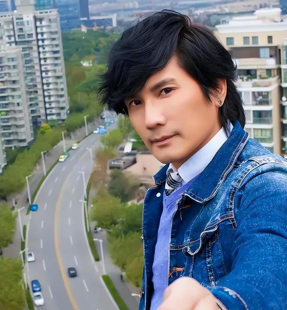 当《流浪地球2》走进现实,包小柏和ai女儿合唱,网友:自欺欺人