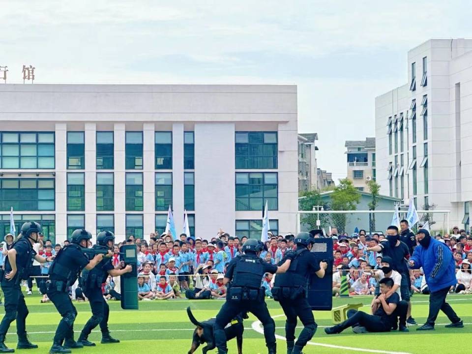五六名"暴恐分子"闯入绵阳三江实验学校,迅疾之间荷枪实弹警察冲了