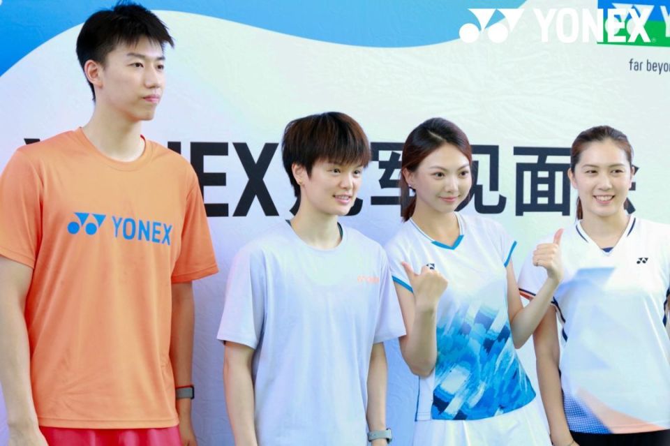 中日羽球名将现身杭州校园  王祉怡：全力备战世锦赛力争最佳表现
