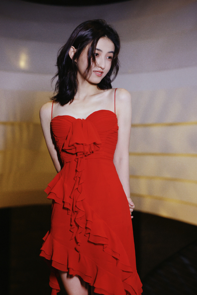 张子枫近照瘦成纸片人,排骨胸超抢镜,网友直呼看着不健康