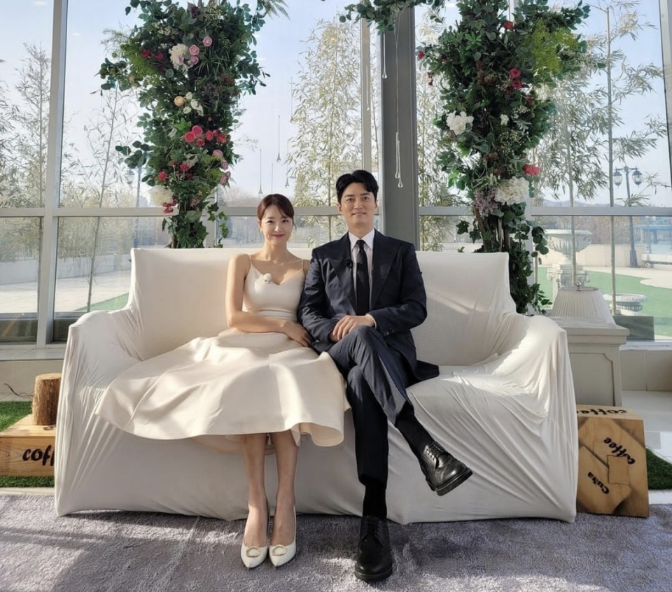 苏怡贤和印乔镇的幸福家庭照片,让人感受到温暖和快乐_腾讯新闻