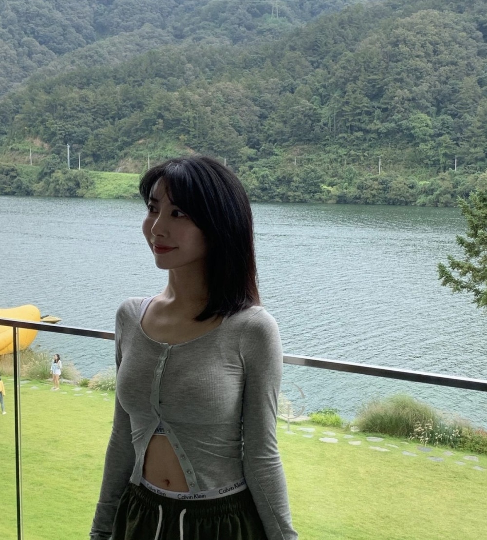 草坪上的甜蜜时刻,李智勋的妻子展示完美身材,清纯性感双重魅力_腾讯