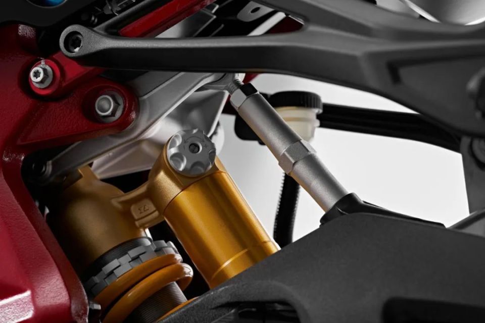 2024年,旗舰仿赛理应具备的6大基本素质_腾讯新闻