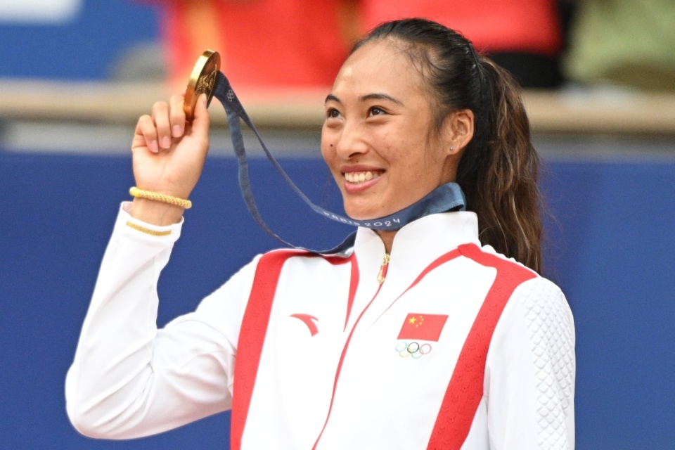 吸金女王！22岁郑钦文1年狂赚1.6亿，手握14个代言+感动中国