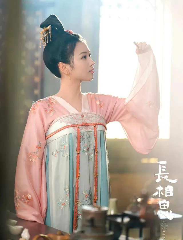 演完《长相思》演白鹿新剧,她从娇憨变娇媚,大眼睛好漂亮