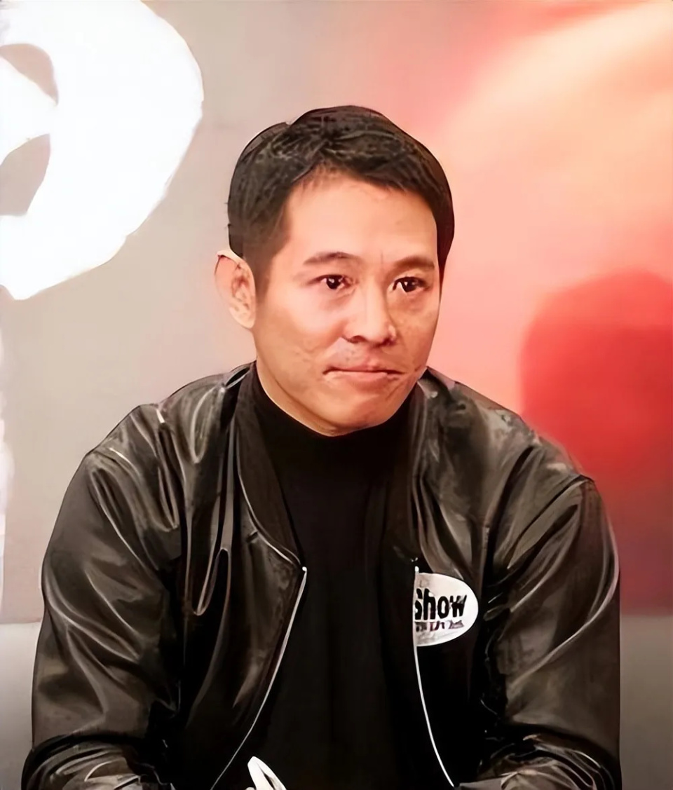 李连杰现身九华山祈福,小女儿陪同,他穿着像普通人,脸上显沧桑