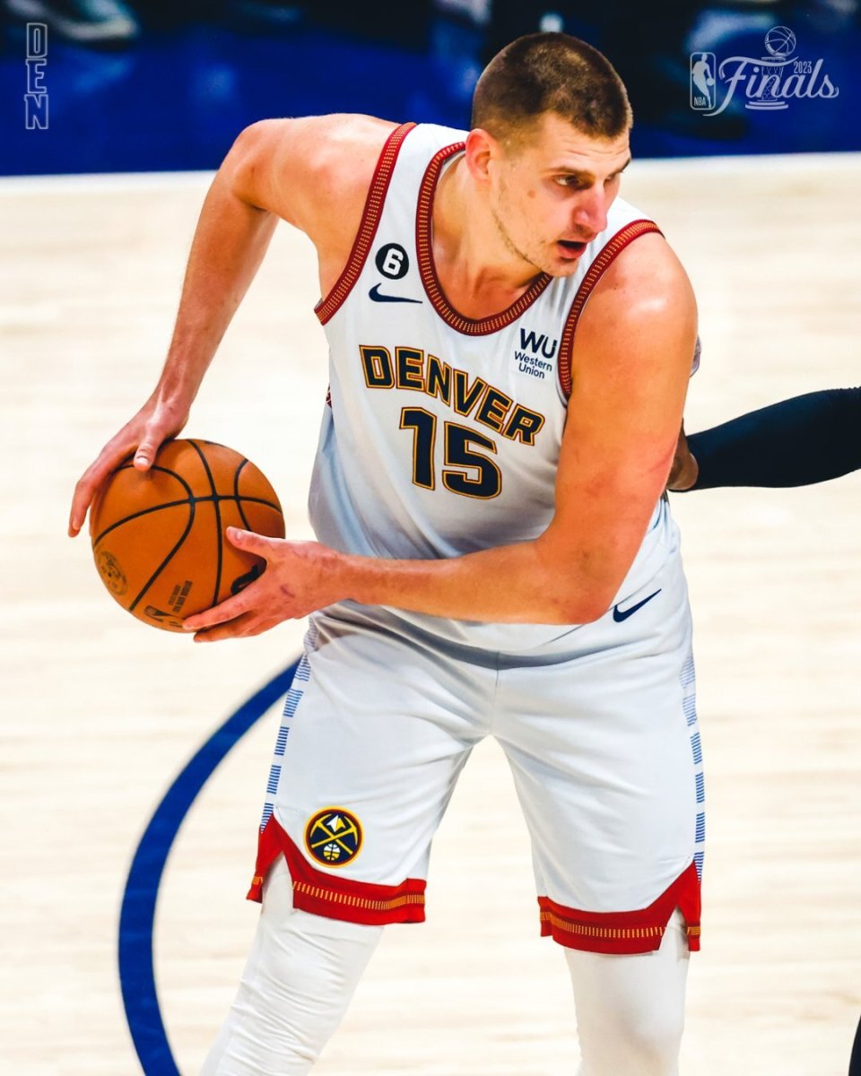 约基奇全票当选改写历史史上顺位最低fmvp妻子兴奋庆祝哥哥熊抱