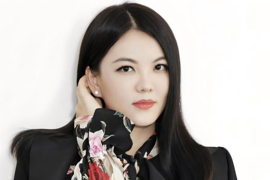 李湘卖二手物品,毛巾1560元,手套990元,穷人买不起,富人不会买_腾讯