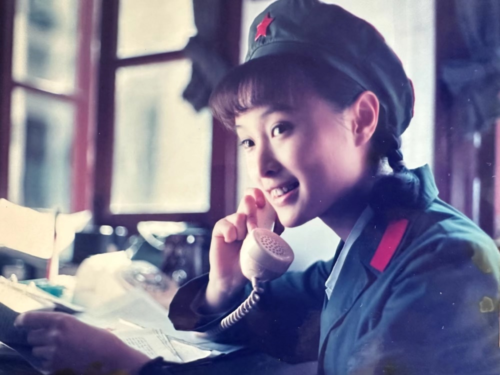 到了1997年,军旅题材剧《和平年代》又找到了吴越,凭借剧中的"闻璐"一