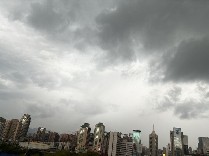 此刻乌云压城风雨大作今天预警很忙大家千万注意防范