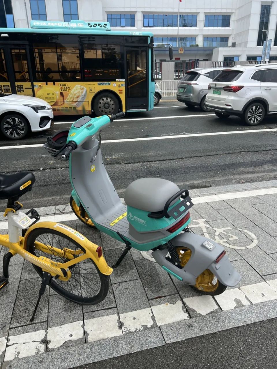 再来看看车子的其他硬件,在外观上,"小蓝"和"小红"似乎是同一种车型