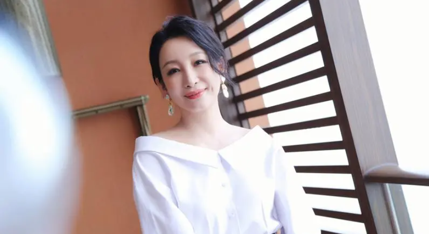 访问过日本26个城市,用14米长绸连演40多场,秦海璐""_