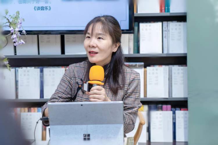 a万燕:基于对李娟文字的感受,也基于自己的生活经历,我本来对剧中在前