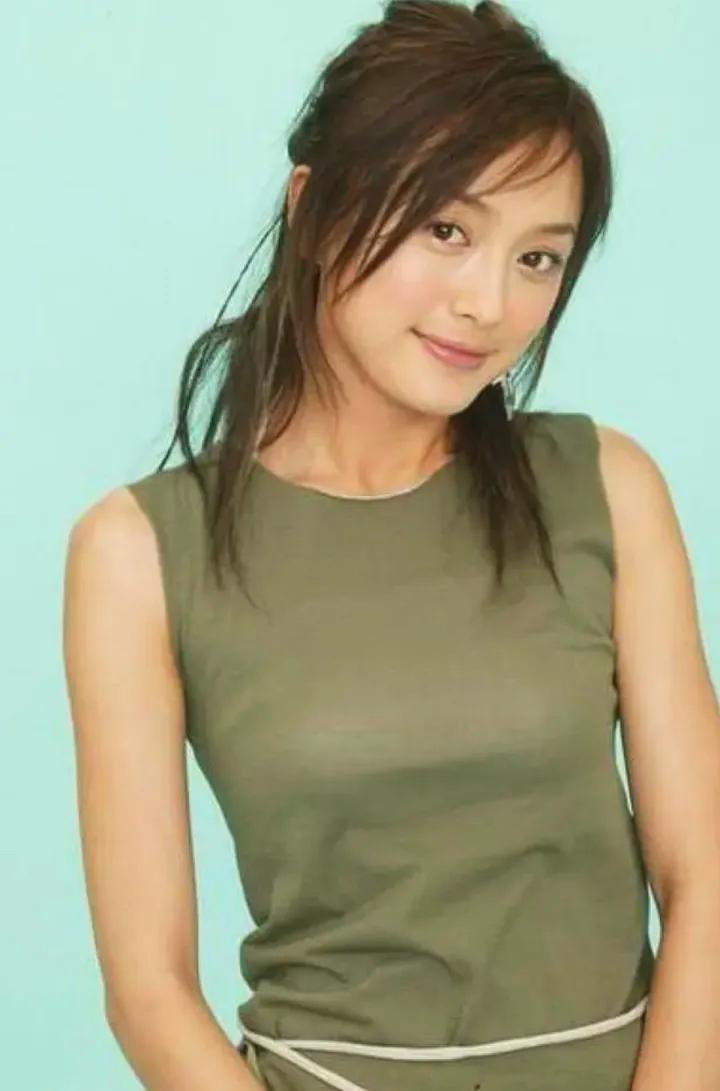 秦岚春晚上的高光时刻,经历了什么,她逆袭成不老女神?-腾讯新闻