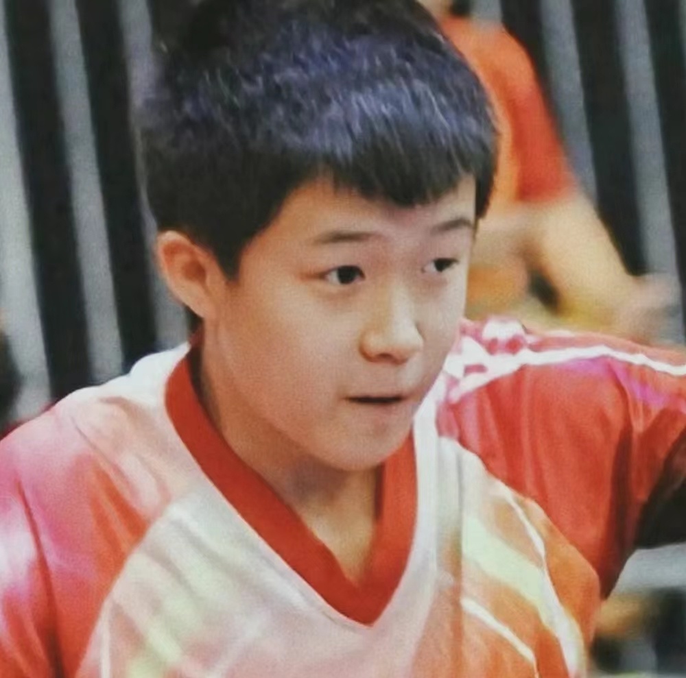 首先解释一下"莎头组合"的由来,王楚钦小时候因为脑袋看起来比较大