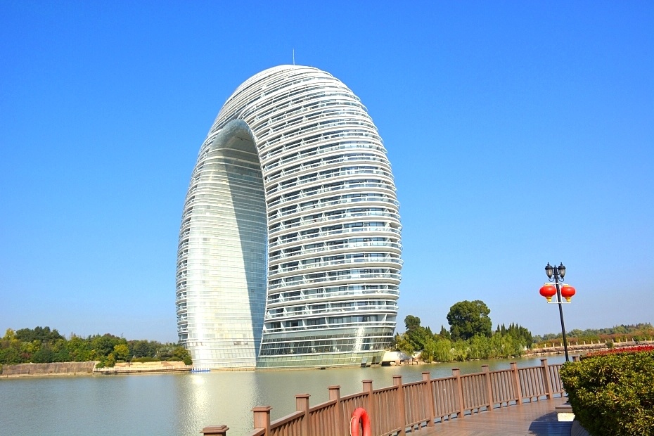 你能够看到不同的月亮湾的风景,被大家戏称为马桶盖的喜来登酒店,也