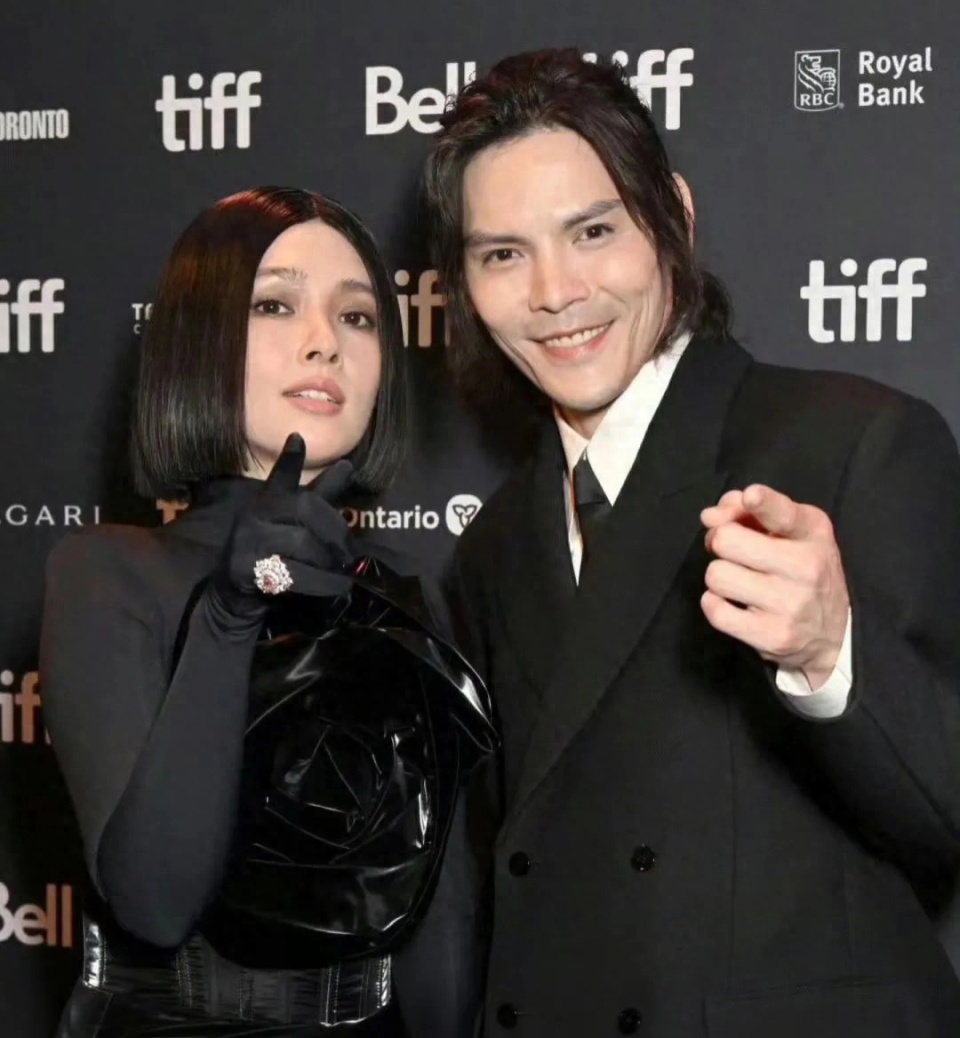 39岁郭碧婷走红毯变化大！戴假发没精神撞脸向太，大美女气质不再-腾讯新闻