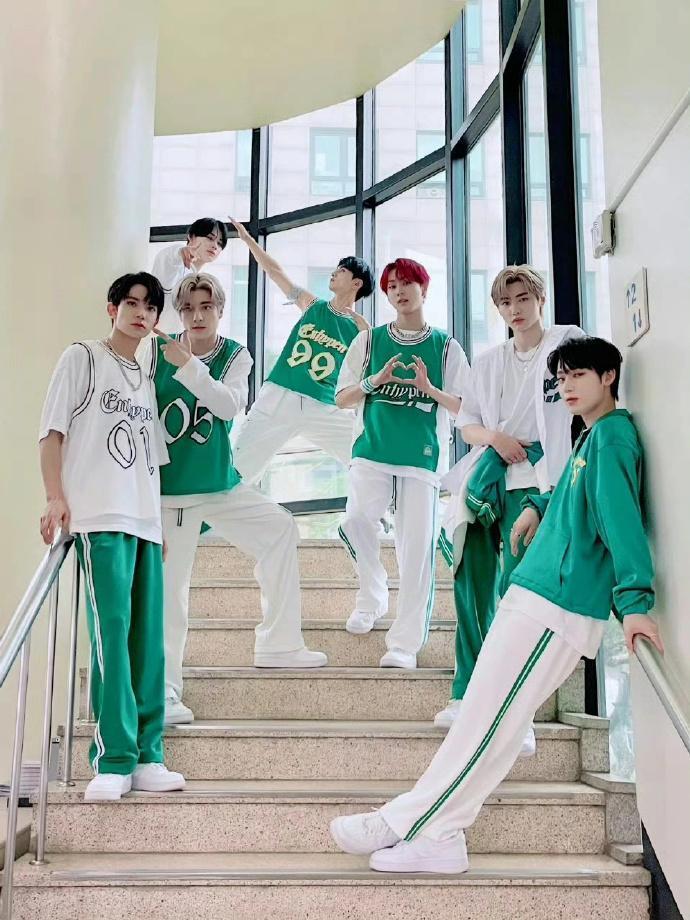 韩国知名男团,出席日本活动,与女嘉宾合照公开,所属社回应