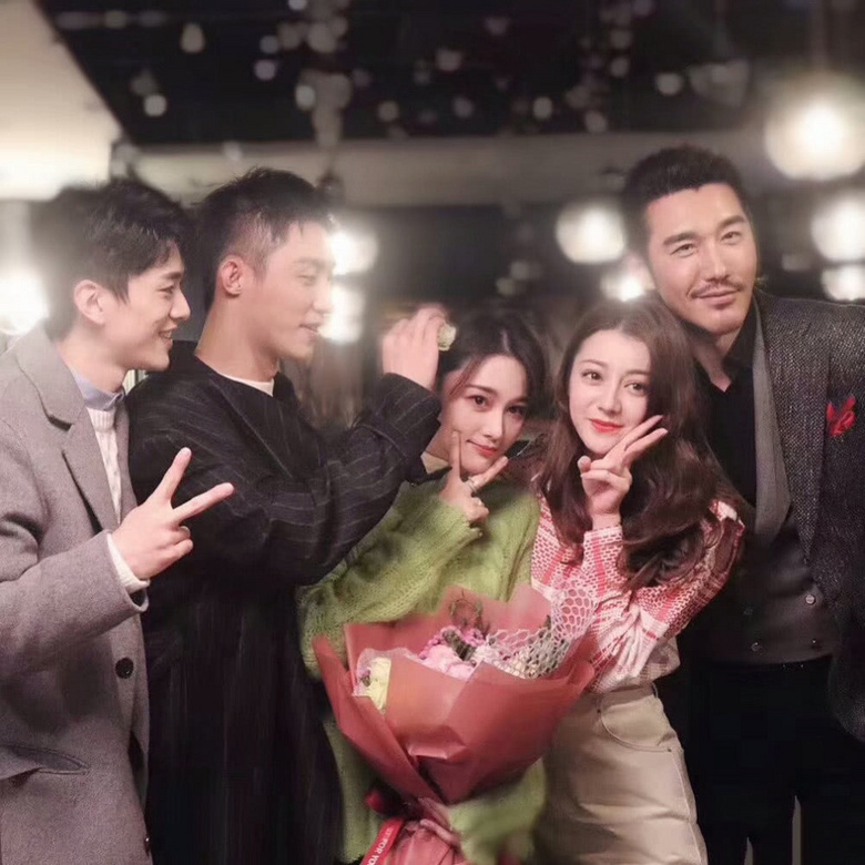 张馨予晒与迪丽热巴闺蜜情,吃宵夜聊到天亮!贴脸合照