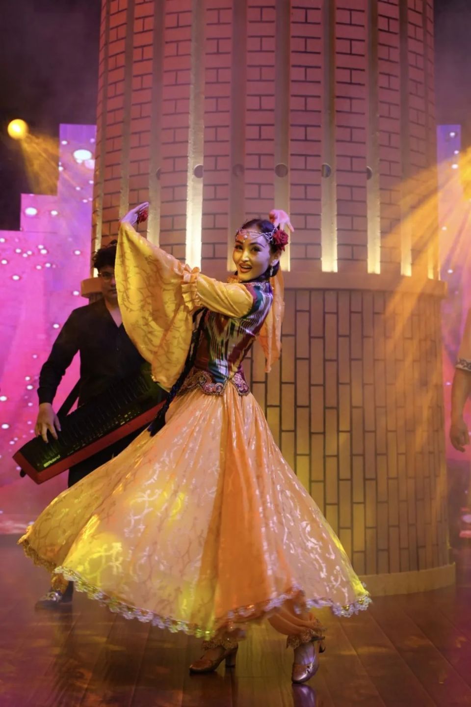 去哪看新疆风情演出?在这 11 家,边吃边跳