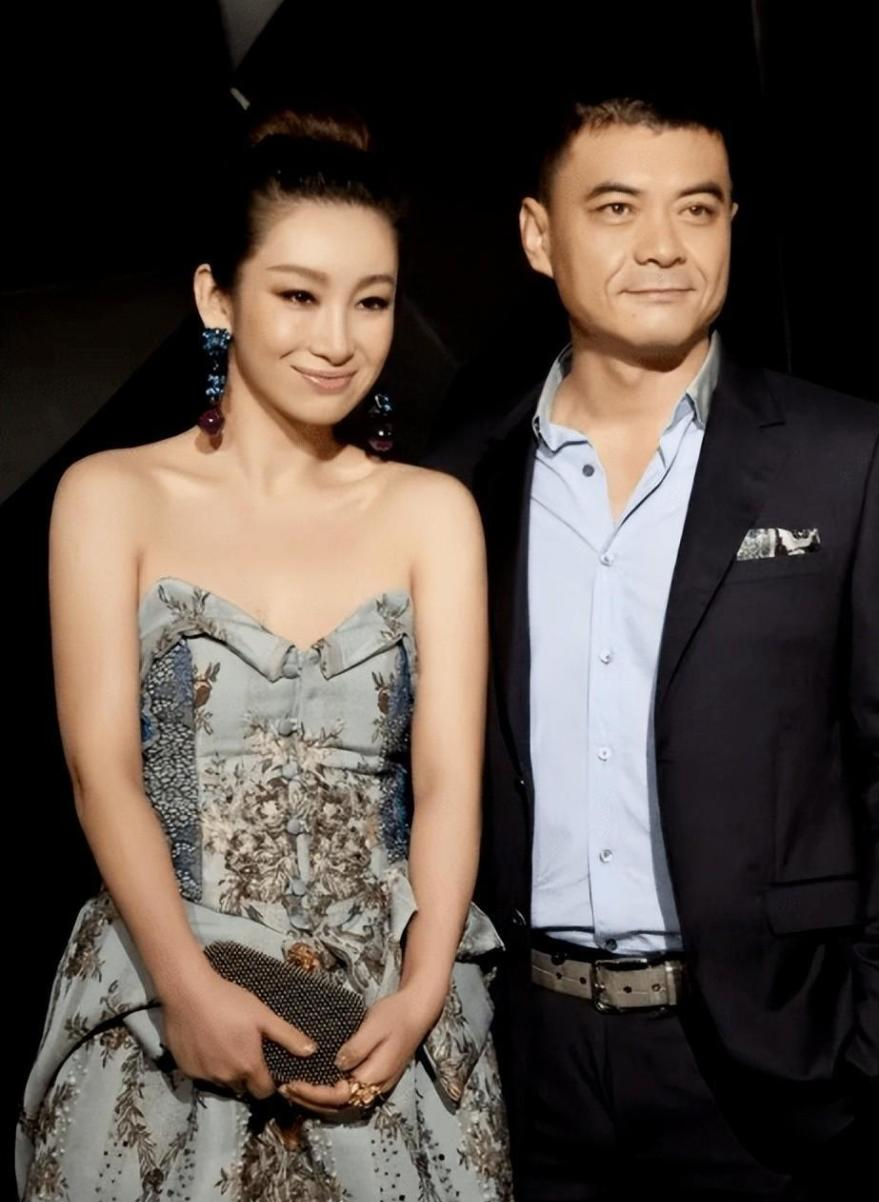 45岁的秦海璐太受宠了!与大6岁老公手牵手似父女,甜美似公主!