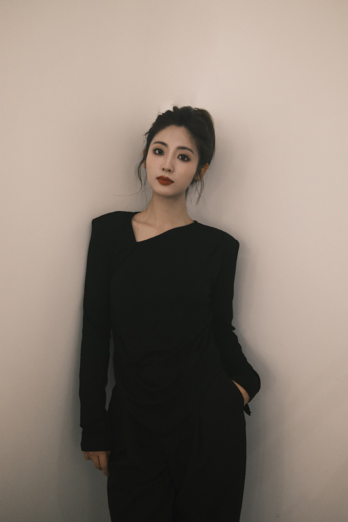 救场《烈焰》,与任嘉伦二搭,29岁的邢菲再次让人刮目相看!_腾讯新闻