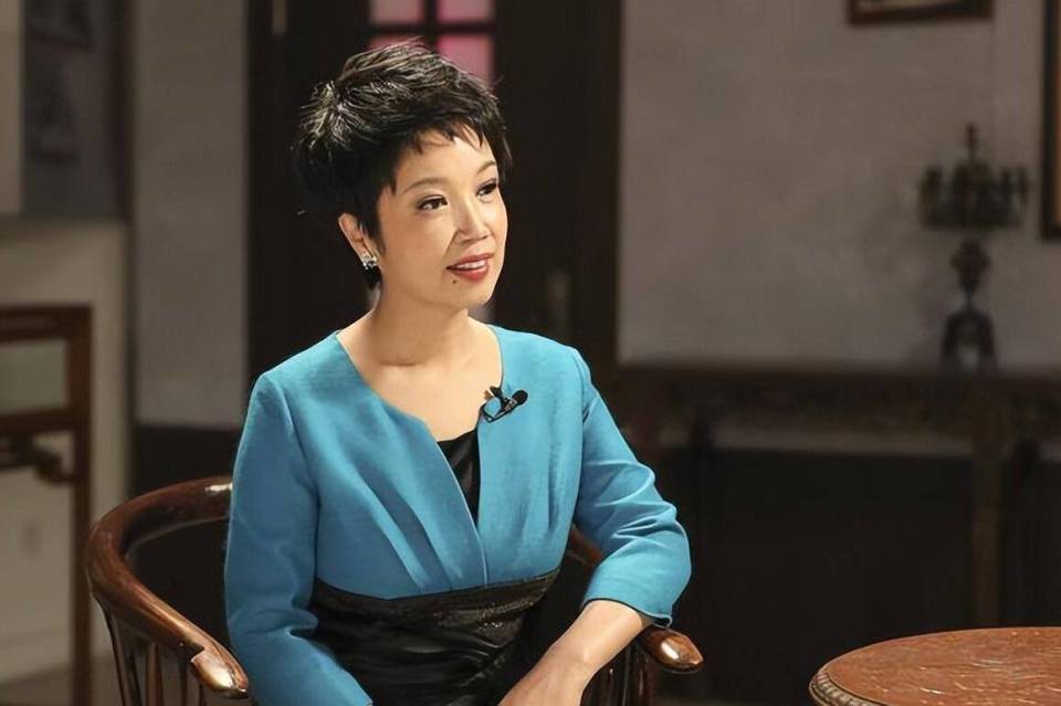 黄薇:与蔡国庆青梅竹马,照顾偏瘫父亲11年,九旬老母让她泪目_腾讯新闻