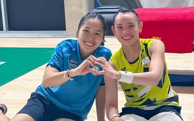 因达农,戴资颖巴黎奥运小组赛赛后合照比爱心,"友谊永不过期"