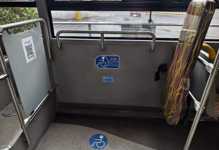 适老化公交来了隐藏功能助力无障碍通行更多公交线路将进行适老化升级