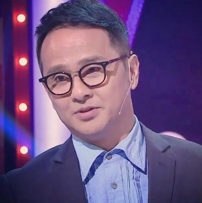 留着胡子的是李耀景,他早在80年代就加入tvb,并与郭富城,邱淑贞等人被