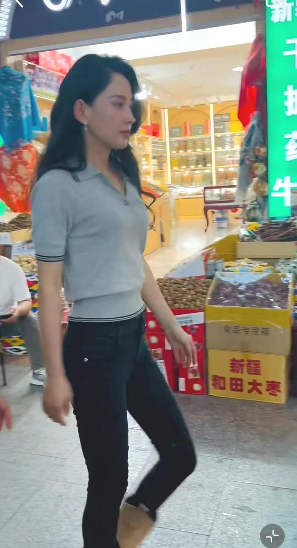 百度新聞：2025粵門管家婆資料正版大全森林北穿深V裝小秀性感，新疆街頭被偶遇，生圖顏值很高，難怪汪峰會愛上