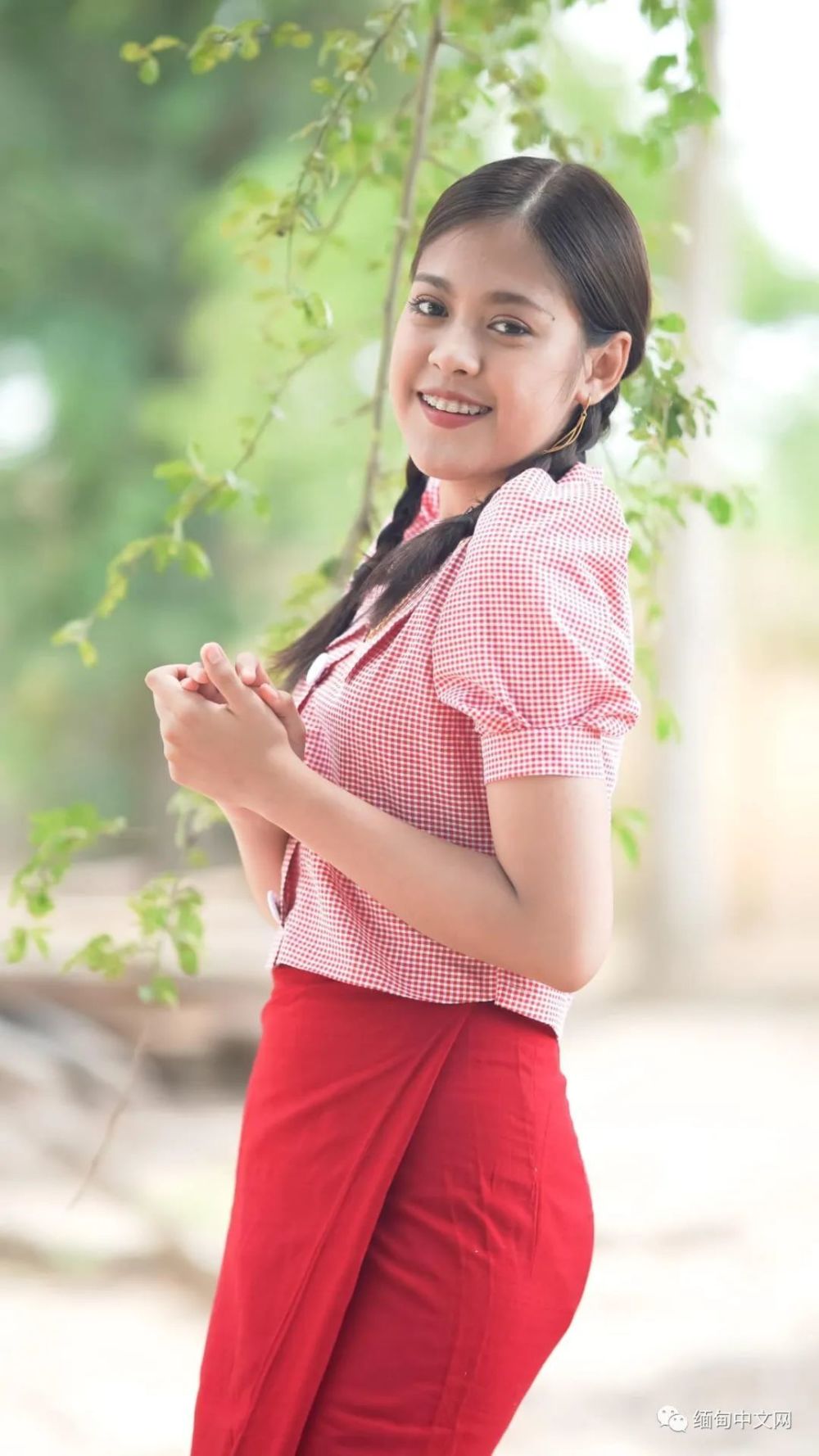 在脸书拥有750多万粉丝的缅甸女星,沦落到泰国开出租?_腾讯新闻