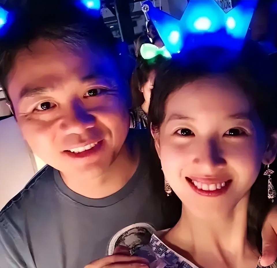 章泽天与7岁女儿罕见同框,孩子肤色五官随爸爸,由家庭教师照顾_腾讯