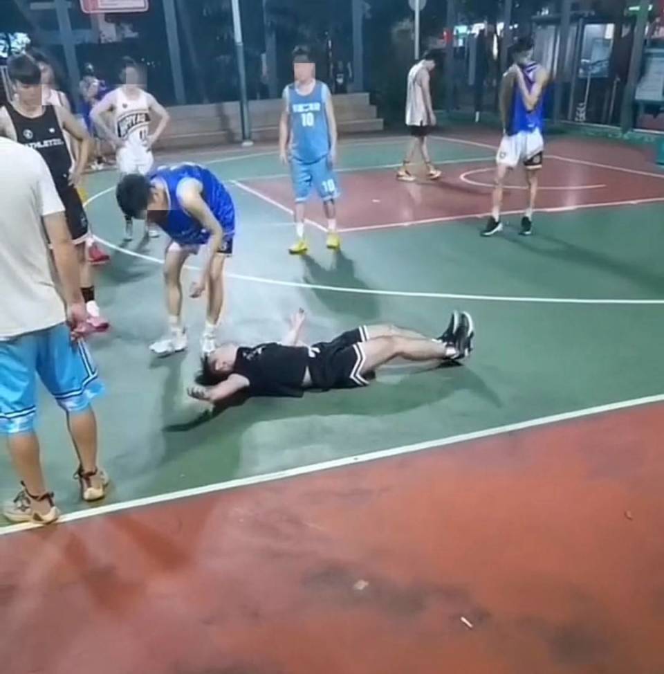 球场起冲突男子倒地抽搐 警方回应：男子无大碍，涉事双方为老乡，已达成和解_腾讯新闻