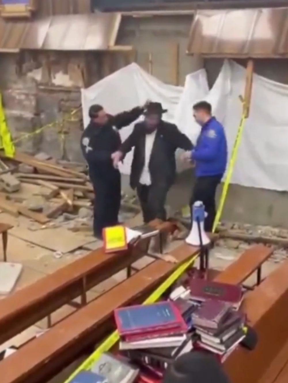 极端犹太分子在纽约教堂挖隧道，与儿童博物馆相连，警方搜出带血床垫-腾讯新闻